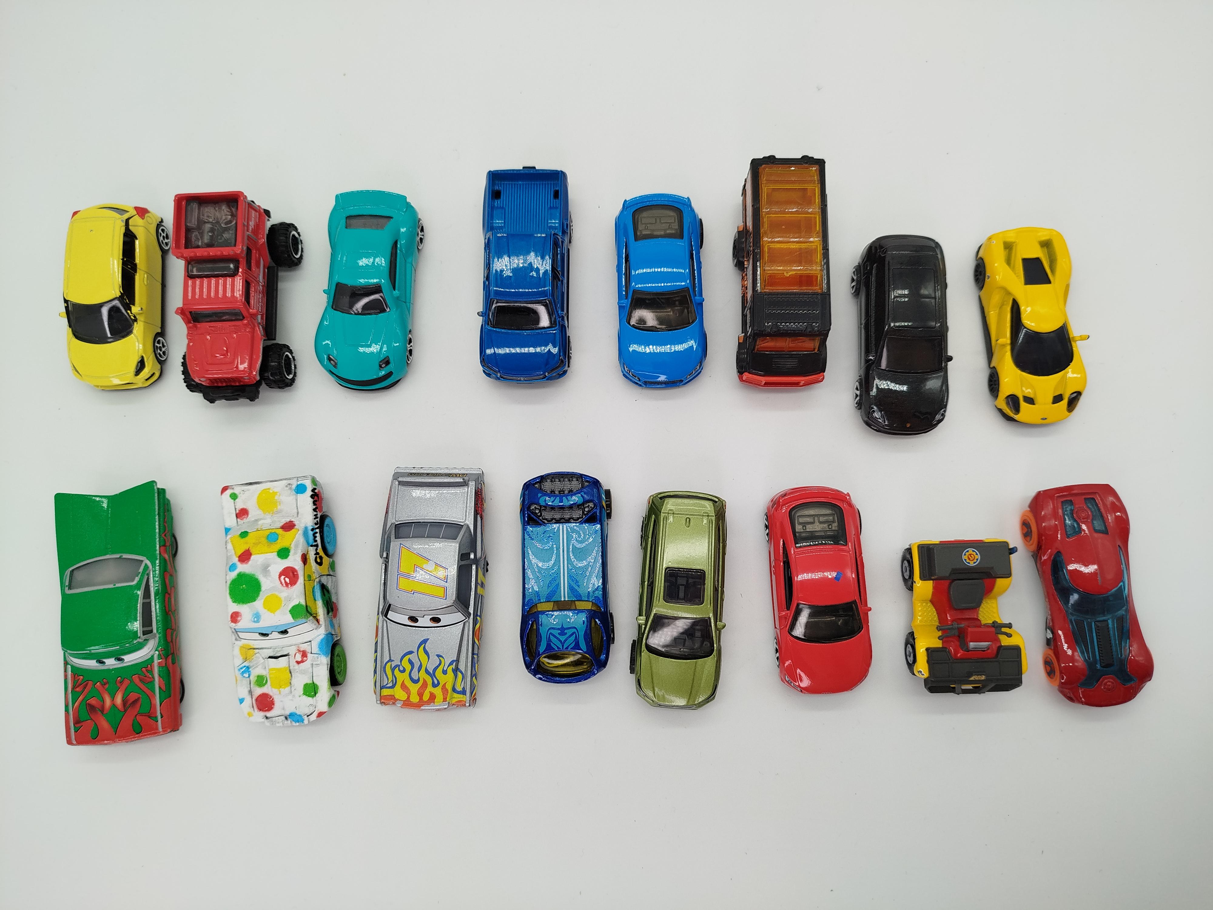 Modellauto Set von 16 – Rennwagen, Lader, Cartoon-Themen